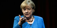 Merkel in blauem Blazer gestikuliert
