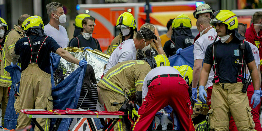 Feuerwehrmänner an einem Unfallort