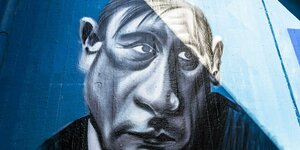 Ein Graffiti zeigt Putin als Hitler