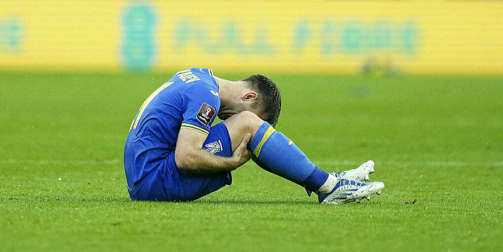 Oleksandr Karavaev sitzt nach dem Spiel enttäuscht auf dem Rasen