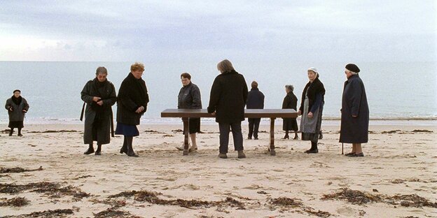 Szene aus "Quelques veuves de Noirmoutier": Menschen am Strand
