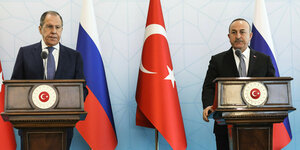 Gemeinsame Pressekonferenz vor den Flaggen Russlands und der Türkei von Sergej Lawrow und seinem türkischen Kollegen