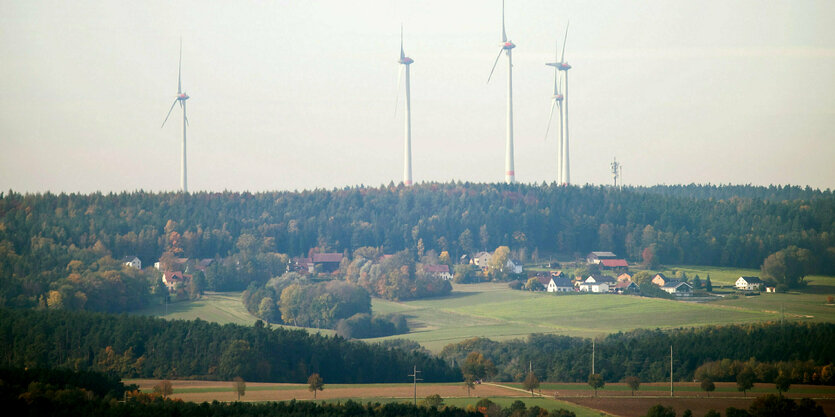 Windräder vor einem Dorf