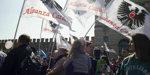 Eine Menschenmenge in Verona mit Fahnen der rechtsextremen Allianza Cattolica