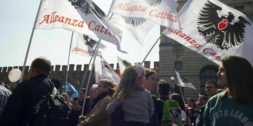 Eine Menschenmenge in Verona mit Fahnen der rechtsextremen Allianza Cattolica