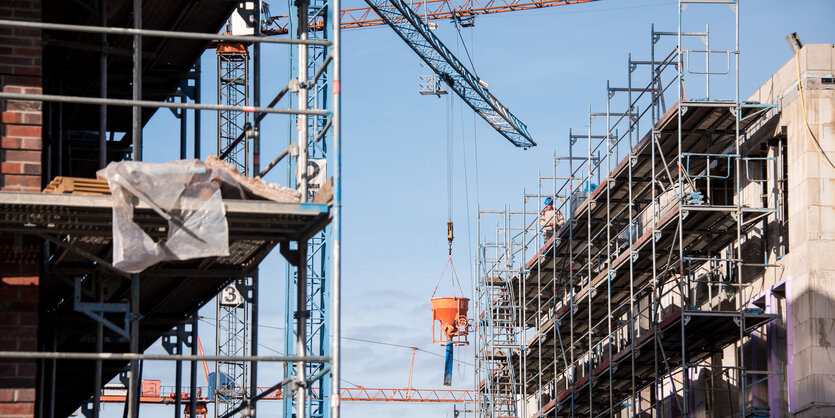 Gerüst und Kran vor der Fassade eines Neubaus