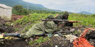 Kongolesische Soldaten in Lauerstellung.
