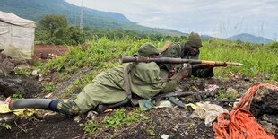 Kongolesische Soldaten in Lauerstellung.