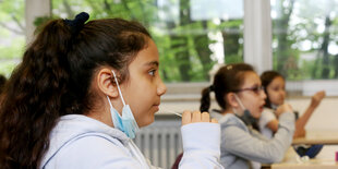 Mädchen in der Schule macht einen Lollitest