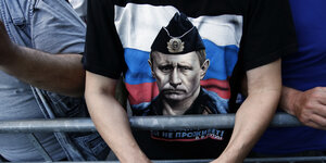 Ein Mann trägt ein T-Shirt mit dem Gesicht von Russlands Präsident Wladimir Putin.