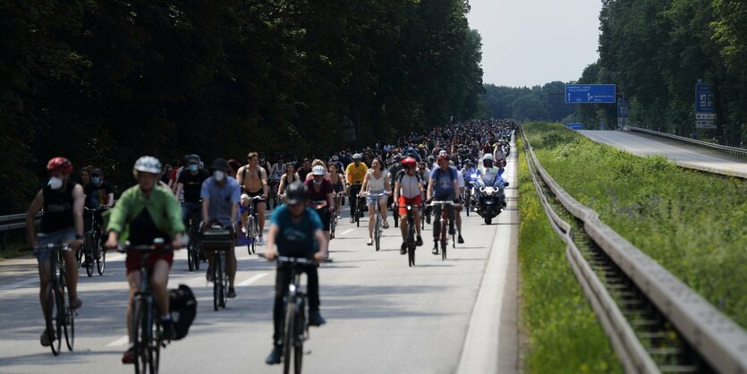 Radfahrer*innen auf der Autobahn