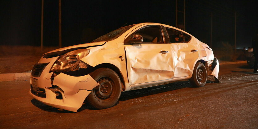 Ein beschädigtes Auto ist nach einer Explosion auf der Autobahn Erbil-Pirmam in Erbil zu sehen