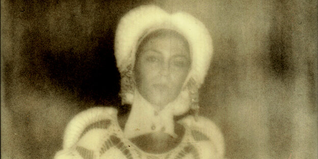 Ein sepiafarbenes, auf alt gemachtes Foto der spanischen Musikerin Marina Herlop