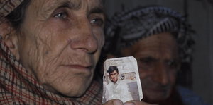 Die Mutter von Shafqat Hussain hält ein Bild ihres Sohns