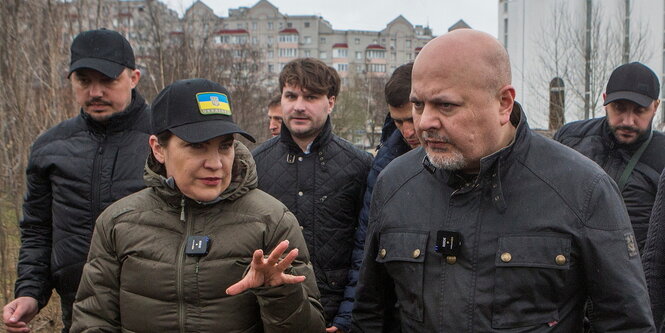 Karim Khan und Iryna Venediktova in Bucha