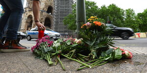Blumen und Kerzen am Straßenrand