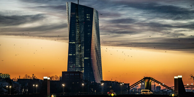 EZB-Gebäude in der Morgendämmerung.