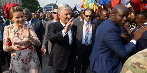 Belgiens Königspaar vor dem Präsidentenpalast in Kinshasa, hinter der Königin: Kongos Präsident