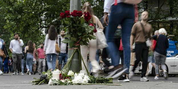 Blumen wurden zum Gedenken auf eine Stadtstraße gelegt