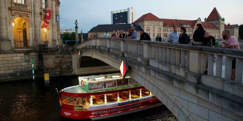 passagierschiff unter spreebrücke