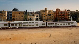 Ein Zug der Marke Desiro HC von Siemens, montiert vor einen ägyptischen Hintergrund
