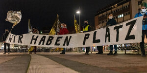 Protestaktion von Aktivistinnen, die ein Banner mit hochhalten: "Wir haben Platz"