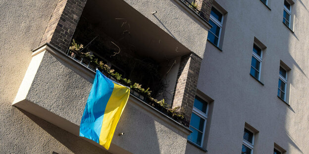 Eine Ukraine-Flagge ist an einen Balkon angebracht
