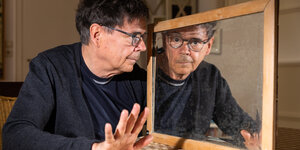 Peter Krause macht Übungen vor einem Spiegel