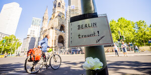 Schild an Laterne vor Gedächtniskirche: "Berlin trauert"
