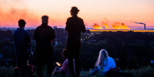 Menschen schauen auf das Berliner Olympiastadion