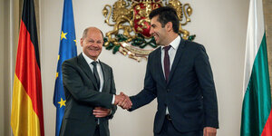 Bundeskanzler Olaf Scholz wird von Kiril Petkow, Ministerpräsident von Bulgarien, begrüßt