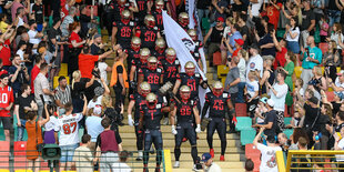 Footballprofis von Berlin Thunder betreten den Rasen über die Tribüne