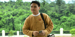 Phyo Zeya Thaw trägt eine Tasche über der Schulter