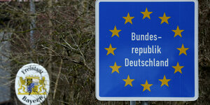 Schild von der Grenze Deutschland und Österreich