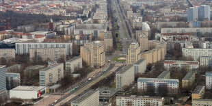 Blick aus dem Fernsehturm am Alexanderplatz auf die östliche Innenstadt mit der Karl-Marx-Allee in Richtung Frankfurter Allee, dem Kino International sowie Wohn- und Geschäftshäuser in Mitte bzw. im Friedrichshain