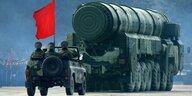 Startrampe für die atomwaffenfähige Interkontinentalrakete Topol-M fährt bei einer Militärparade