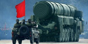 Startrampe für die atomwaffenfähige Interkontinentalrakete Topol-M fährt bei einer Militärparade