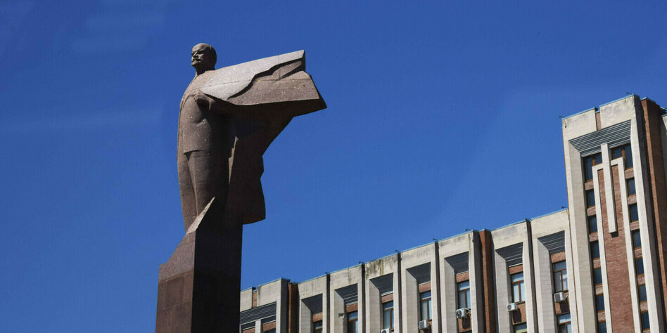 Denkmal von Lenin vor transnistrischem Parlament