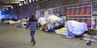 Obdachlose unter einer Berliner Brücke