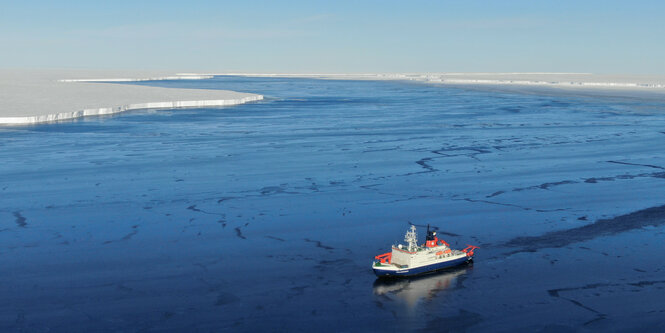 Das Schiff Polarstern im Eismeer