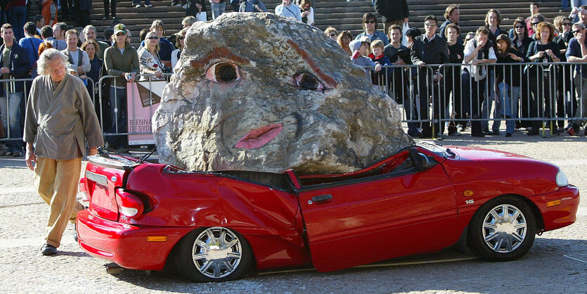 Von Felsbrocken zerquetschtes Auto