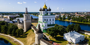 Luftaufnahme von Kreml und Dreifaltigkeitskirche in Pskow
