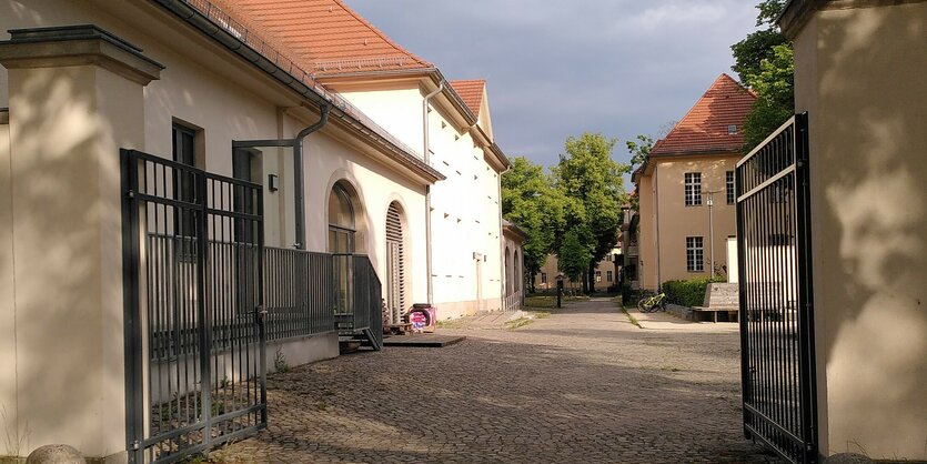 Eine Schule in Berlin-Buch von außen fotografiert - in der Schule wird demnächste eine erste Unisex-Toilette für die Schülerschaft eröffnet