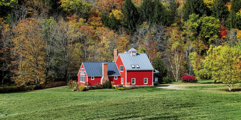 Ein rotes Haus auf dem Land.