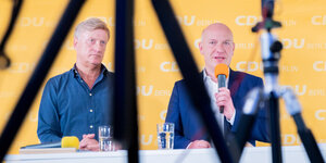 Ole von Beust neben CDU-Spitzenkandidat Wegner auf einer Pressekonferenz