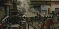 Dampf und Maschinen in einer Halle von Thyssenkrupp Steel Europe in Duisburg.