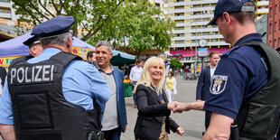 Innensenatorin Spranger begrüßt einen Polizisten