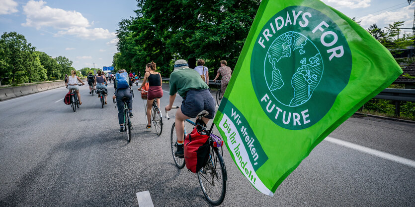 Fahrradfahrer sind auf einer Autobahn unterwegs