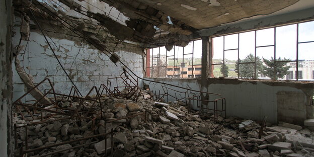 Ein zerstörter Klassenraum