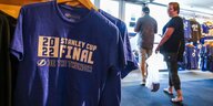 In einem Fanshop des NHL-Klubs Tampa Lightning hängen Trikots